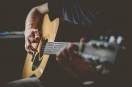 ilustrasi melakukan hobi bermain gitar untuk mengatasi stres dan kecemasan | photo by Joseph Humphrey from pexels