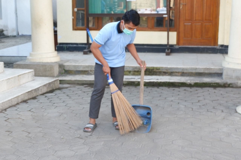 Membersihkan halaman sekitar balai desa -Dokpri (18/06)