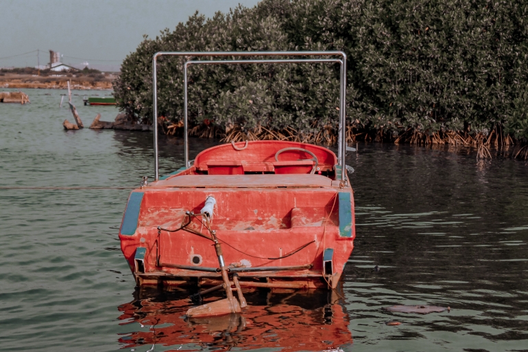 Perahu terbengkalai di sore hari di Pantai Marunda. (Jonas/Mahasiswa)