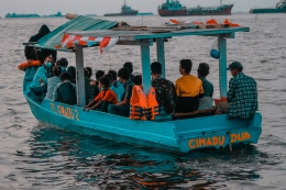 Aktivitas warga saat berlayar di sore hari di Pantai Marunda. (Jonas/Mahasiswa)