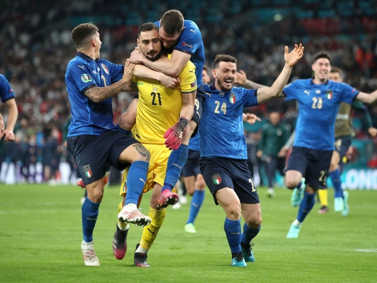 Selebrasi Timnas Italia --Gli Azzuri-- usai memenangkan laga final lawan Inggris lewat adu penalti dengan skor 3-2 (1-1) (shropshirestar.com).