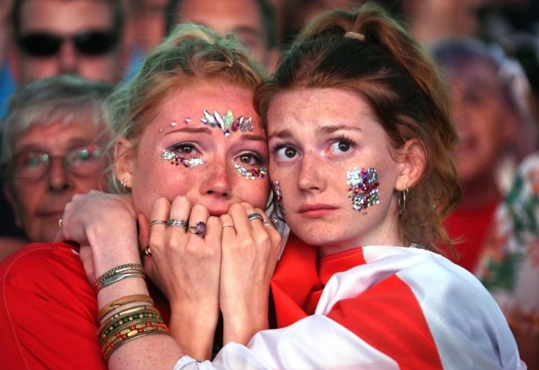 Suporter wanita Inggris menangis atas kekalahan Inggris dari Italia.Lifestyle Okezone.com