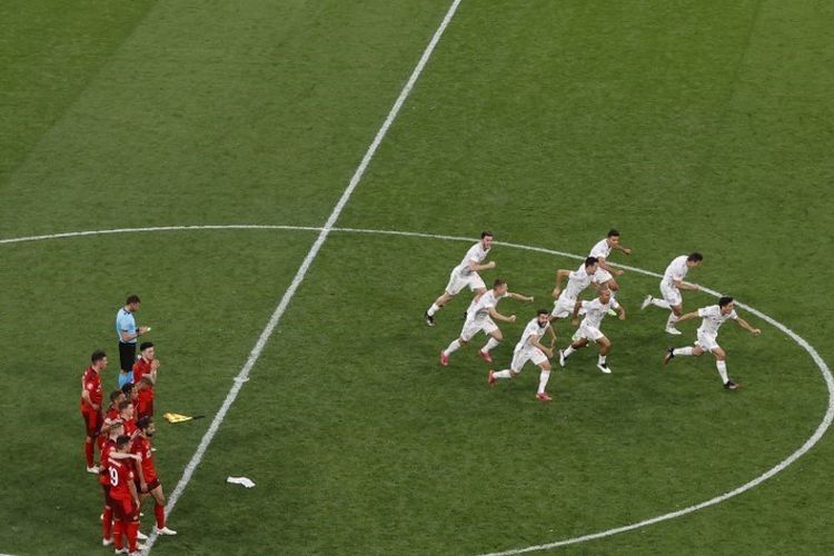 Fenomena unik, Swiss kalah dari Spanyol lewat adu penalti, dan Spanyol kalah dari Italia lewat adu penalti. Sumber: AFP/Anton Vaganov/via Kompas.com