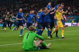 Suasana kontras pasca adu penalti Inggris - Italia. (AFP/ kompas.com) 