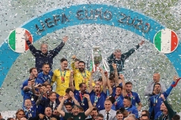Timnas Italia tengah merayakan kemenangannya usai berhasil mengalahkan Inggris pada final Euro 2020 (12/7/2021) di Stadion Wembley.| Sumber: kompas.com