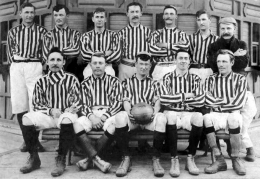 Alumni Athletic Club, salah satu klub sepak bola pertama bentukan sekolah Inggris di Buenos Aires (foto tahun 1902). Sumber: The Standard /wikimedia
