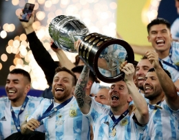 Messi dan kawan-kawan sukses menjuarai Copa America 2021. Sumber: Ricardo Moraes / Reuters