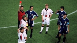 Beckham dikartu-merah saat melawan Argentina di Piala Dunia 1998. Sumber: Getty / www.bbc.co.uk 