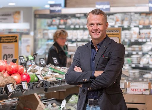 Foto: Bjorn Kuipers sebagai pemilik supermarket di Belanda. (Sumber: Doorzetters met dromen)
