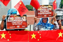 Aktivis melakukan aksi protes tindakan kejam China terhadap nelayan Filipina di Reed Bank pada tahun 2019 di Luneta Park, kota Manila. | Sumber: www.gmanetwork.com