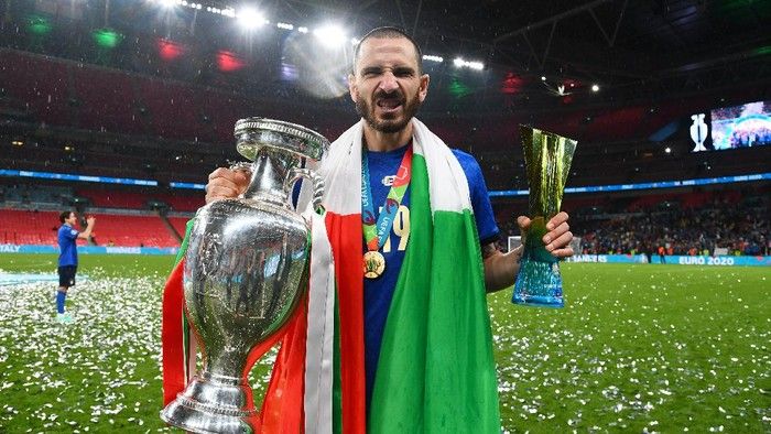 Bek Italia, Leonardo Bonucci, menenteng dua trofi, Euro 2020 dan penghargaan Star of the Match (Getty Images/ Claudio Villa).