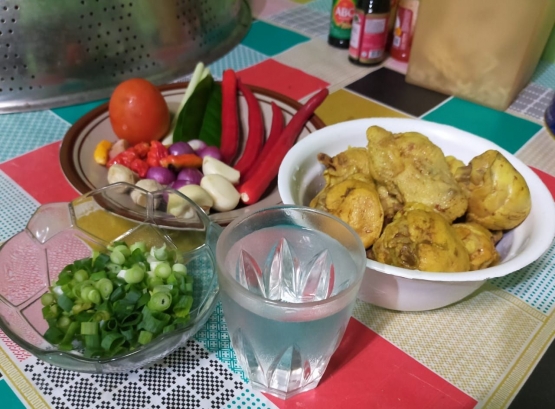 Bahan membuat Ayam Bumbu Kukus | Foto: Siti Nazarotin