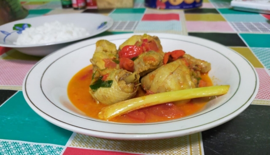 Ayam bumbu kukus rasanya lebih segar dan khas | Foto: Siti Nazarotin