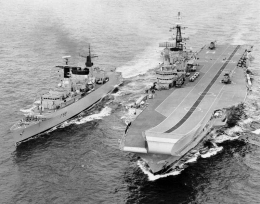 Fregat Inggris di Perang Falklands. Sumber: Royal Navy Official Photographer / wikimedia