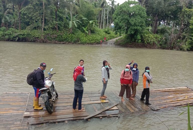 Foto : Ketika musim hujan dan sungai meluap, rakit menjadi alternatif untuk menyebrang ke desa sebelah (dokpri).