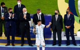 Foto : Messi menerima trofi sebagai top skor Copa Amerika 2021 (indosport.com)