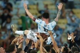 Foto : Messi di angkat oleh squad La Albiceleste sesaat setelah memastikan juara Copa Amerika 2021 (Ig : antonelaroccuzzo).