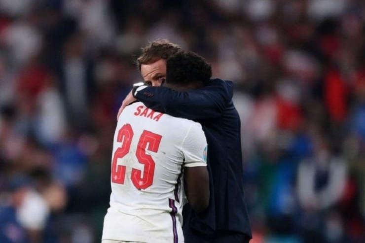 Gareth Southgate Menghibur Saka I Gambar : TheAthletic.com