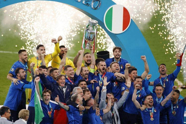 Bek Italia Giorgio Chiellini (tengah) mengangkat trofi Kejuaraan Eropa selama presentasi setelah Italia memenangkan pertandingan sepak bola final UEFA EURO 2020 antara Italia dan Inggris di Stadion Wembley di London pada 11 Juli 2021(JOHN SIBLEY) via Kompas.com