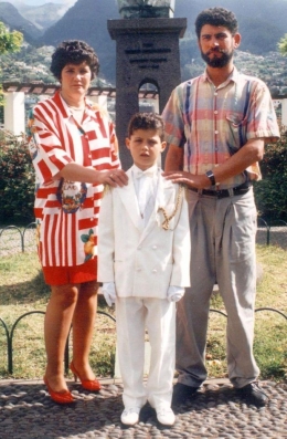 Momen foto keluarga Cristiano Ronaldo saat komuni pertama (Kristiani). Viva.co.id