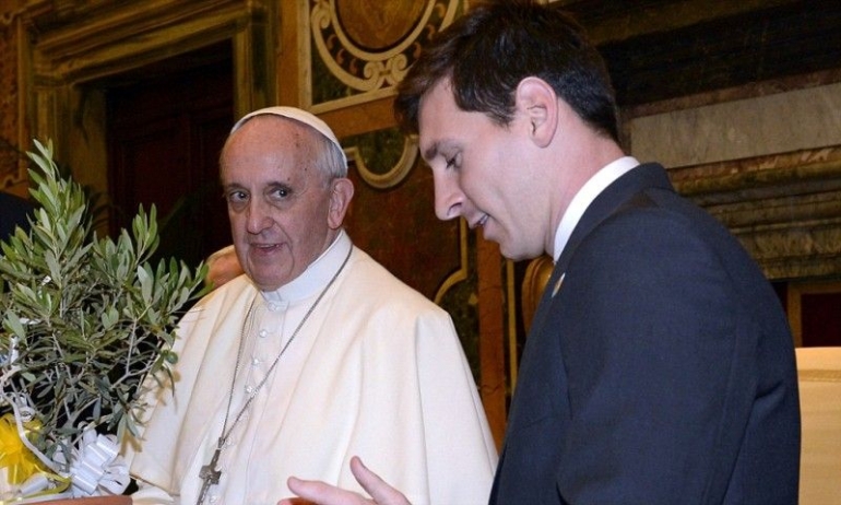 Lionel Messi dan Paus Fransiskus. Bola.Okezone.com