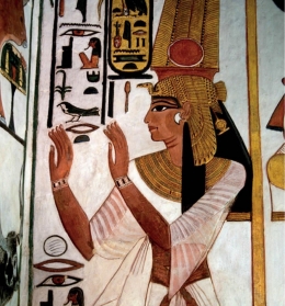Lukisan dinding dari makam Ratu Mesir Nefertari (abad ke-13SM). Seperti kebanyakan wanita Mesir Kuno, Nefertari mengenakan maskara hitam yang terbuat dari timbal sufida (PbS). Sumber: How It Works - Book of the Elements, hlm. 122.