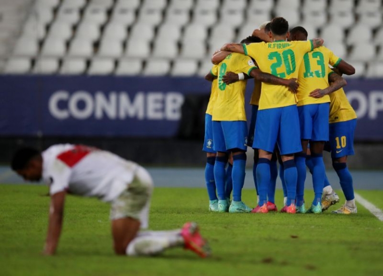 Peru harus dua kali bertemu Brasil dan tersingkir di semifinal. Sumber: Reuters/Ricardo Moraes/via Okezone.com