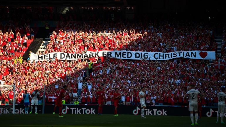 Momen suporter Denmark mendukung pemulihan Eriksen saat Denmark kontra Belgia. Sumber: via Footballreporting.com