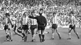 Insiden diusirnya kapten Argentina Antonio Rattin saat melawan Inggris. Sumber: Ricardo Alfieri / wikimedia