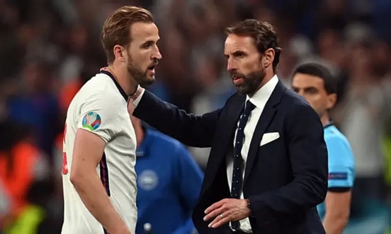 Pelatih Inggris Southgate menghibur Kane usai kalah dari Italia. Sumber: Paul Ellis / EPA / www.theguardian.com