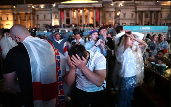 Suporter Inggris menangus. sumber foto: Reuters