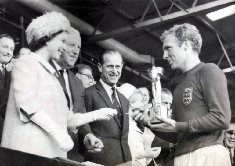 Kapten Inggris Bobby Moore menerima Piala dari Ratu Elizabeth II usai juara Piala Dunia 1966. Sumber: National Media Museum / wikimedia