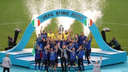Italia dan Trofi Henri Delaunay sebagai juara Euro 2020. (Sumber: Trailblazers AMU Online)