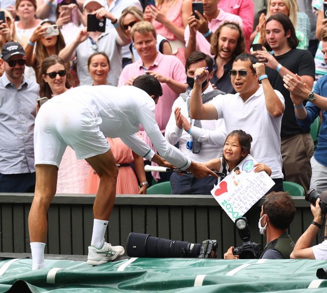 Djokovic menghadiahkan raketnya ke gadis kecil yang manis (Gambar: rediff.com)