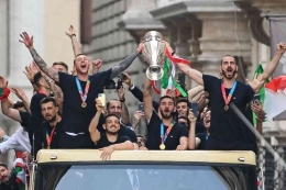 Pemain-pemain Timnas Italia melakukan pawai juara di Kota Roma, Selasa (13/7). Italia juara Piala Eropa 2020 setelah mengalahkan Inggris di final/Foto: www.outlookindia.com/Roberto Monaldo/AP