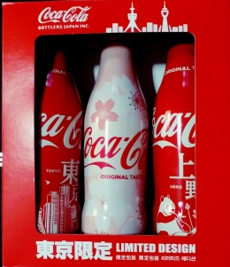 Kaleng2 Coca-Cola yang berbentuk botol, dengan berbagai even di Jepang, untuk menjadi sponsor. Ada Musim Sakira (yang putih), ada pengemalam tentang Panda, Ueno Park serta ada juga tentang musim gugur dan bicara tentang Tokyo/Dokumentasi pribadi