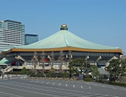 Nippon Budokan, dengan Giboshi emas berbentuk bawang, yang menjadi filosofis Gunung Fuji|. Foto oleh Morio.