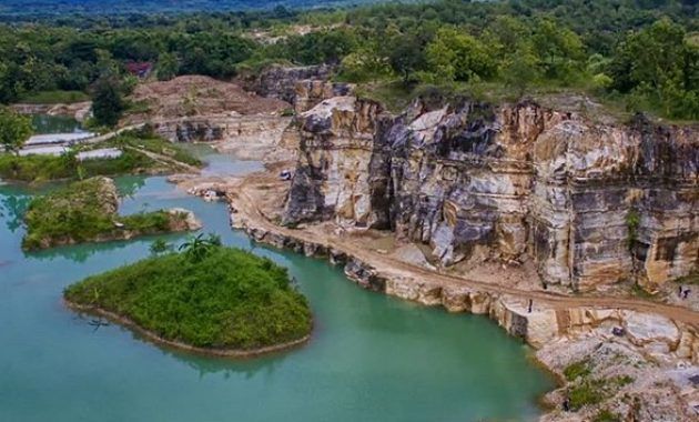 keindahan telaga biru semin jogja, berasa di raja ampat (sumber: jejakpiknik.com)