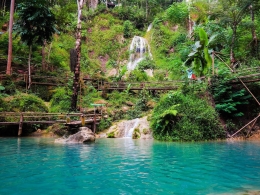 keindahan kolam air terjun kembang soka (sumber: limakaki.com)
