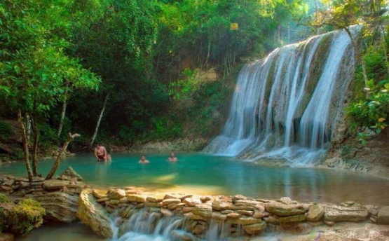 keindahan kolam air terjun curog pulosari jogja (sumber: eksotisjogja.com)