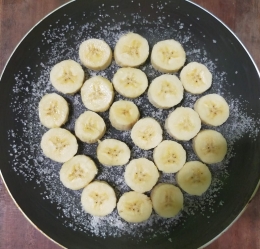 Potongan pisang ditata pada teflon | Foto: Siti Nazarotin