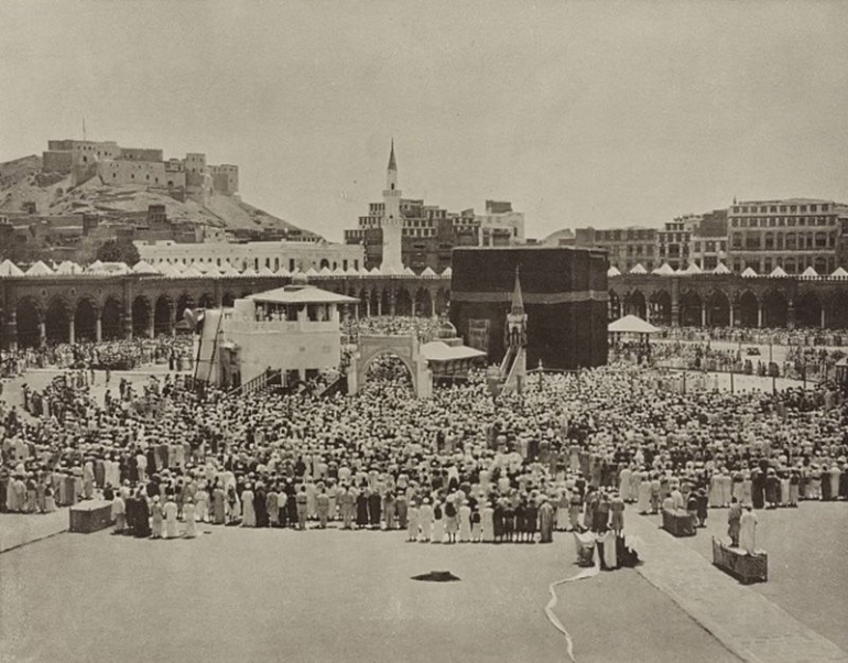 Foto Masjidil Haram yang diambil oleh Al-Sayyid Abdul Ghaffar menggunakan kamera milik Snouck Hurgronje (ilmfeed.com)