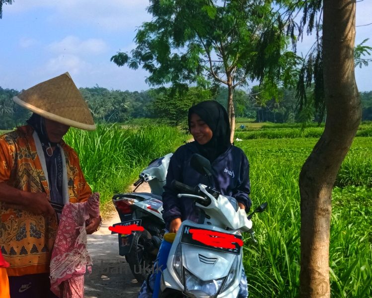 Ayahnya membantu membungkus sabit biar aman. Dokumen pribadi