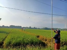 Foto warga sedang memasang tiang penyangga kabel/foto Sri Rohmatiah