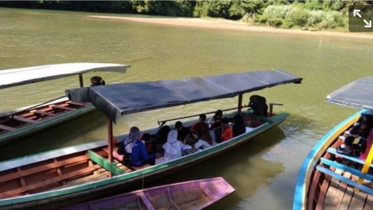 Siswa SMPN 4 Cibitung sedang belajar di atas perahu (Sumber : Tribun.news.com)