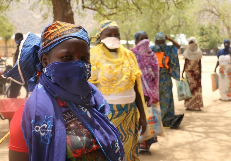 Warga Kamerun sedang mengantri untuk mendapatkan bantuan pangan dari WFP pada Maret 2020 (Sumber: wfp.org)