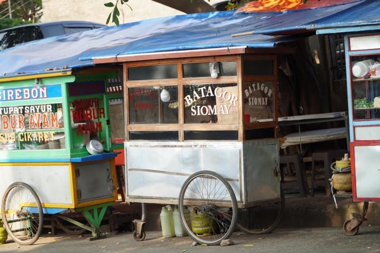 Pedagang kaki lima melarang masyarakat makan di tempat. Bogor,Jawa barat. (13/07/21)./koleksi pribadi