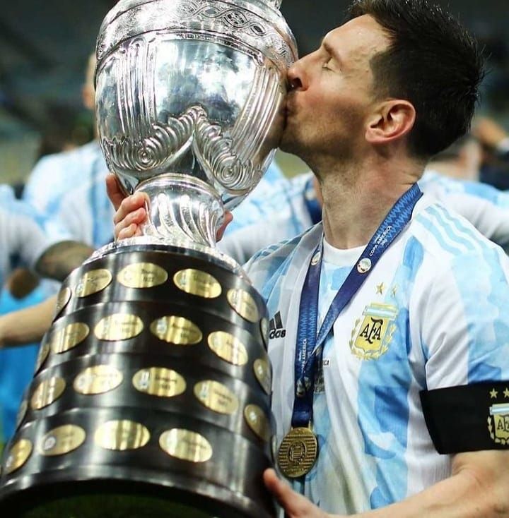 Lionel Messi memegang trofi Copa America 2021.Foto : akun IG @conmebolcopaamerica2021
