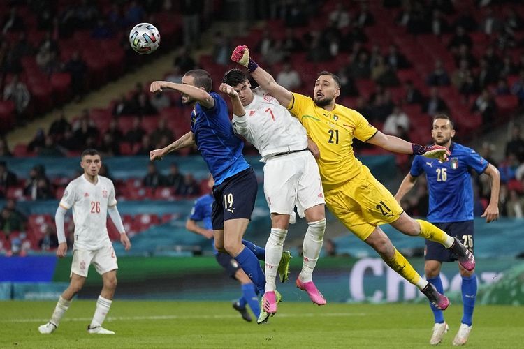 Penampilan bagus Donnarumma menjadi kunci penting Italia menuju gelar juara Euro 2020. Sumber: Frank Augstein/via Kompas.com