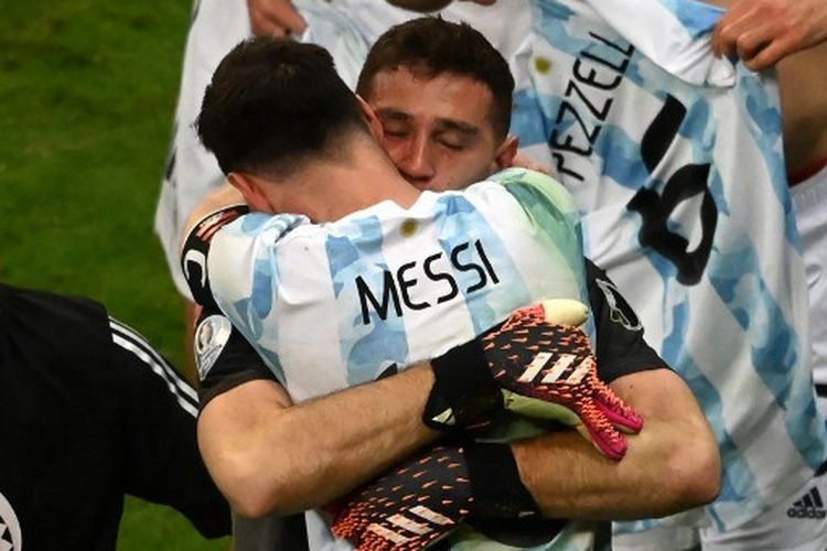 Messi sebut Emi Martinez sebagai 'Fenomenal'. Sumber: AFP/Evaristo Sa/via Kompas.com